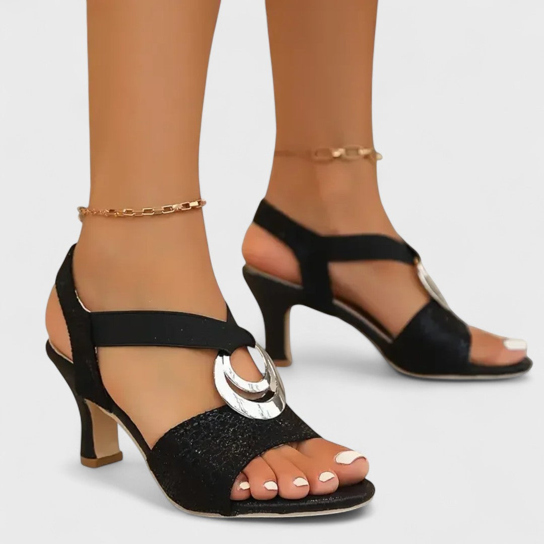 Jasmina - Elegantne Sandale s Dekorativnom Kopčom