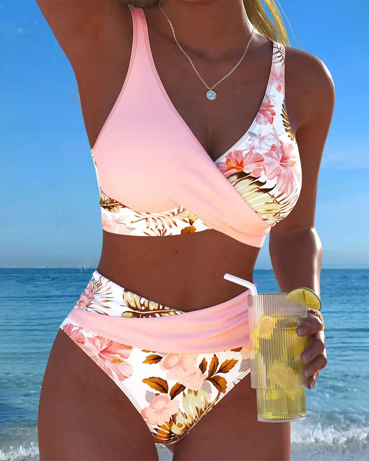 Bikini s upadljivim cvjetnim uzorkom i bočnim prorezom