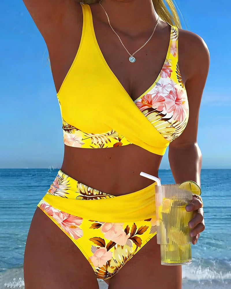 Bikini s upadljivim cvjetnim uzorkom i bočnim prorezom