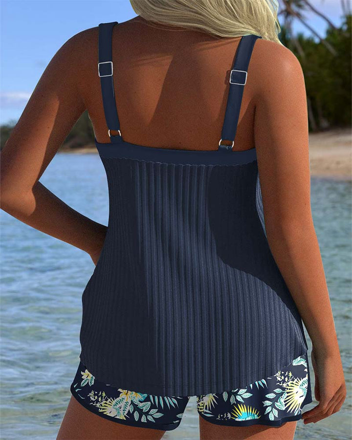 Prugasti dvodijelni tankini s odgovarajućim kupaćim gaćicama